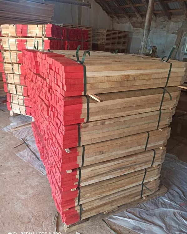 Estacas de madera con cabeza pintada de rojo, en palé